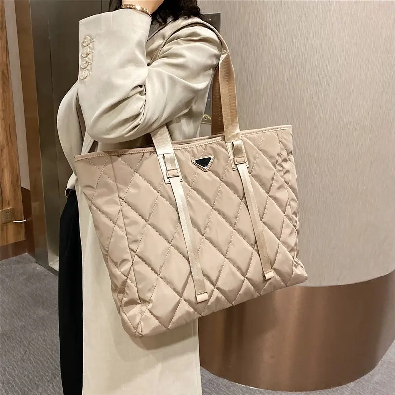 

Женская нейлоновая сумка-тоут с верхней ручкой и бриллиантами