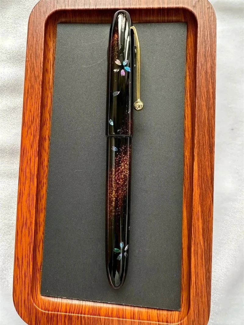 Фото Перьевая ручка Genius Urushi Lacquer Raden с перламутром и техникой маки-э, корпус из платины 3776, Pilot 912//74/742/743, Sailor 21K/14K №1