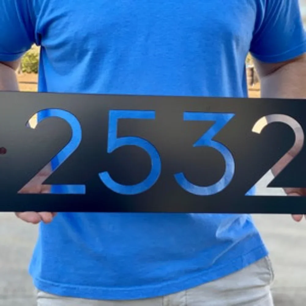 Металлическая адресная вывеска с современными номерами дома для уличного