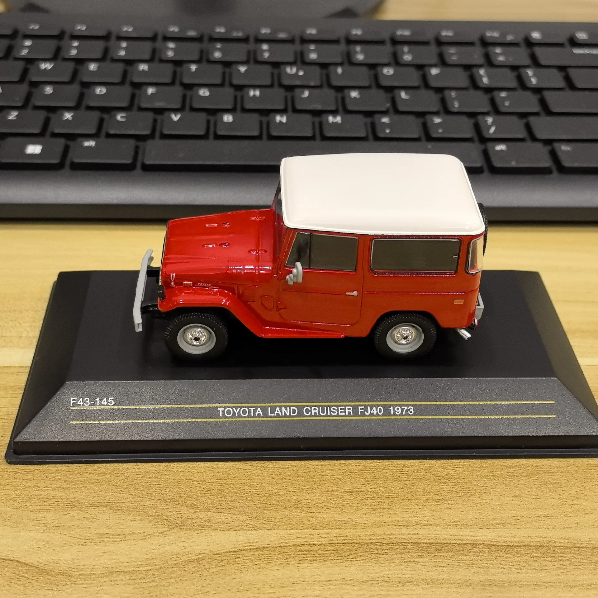 Фото Модель автомобиля TOYOTA FJ40 1973 года, масштаб 1/43, литой сплав, 2-дверная. №2