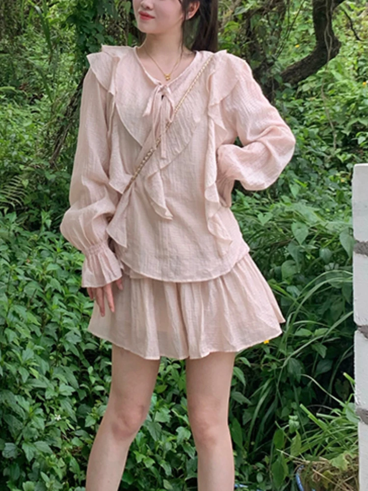 

Женский элегантный костюм из двух предметов, французская блузка с высокой талией и мини-юбка с рюшами, лето 2023