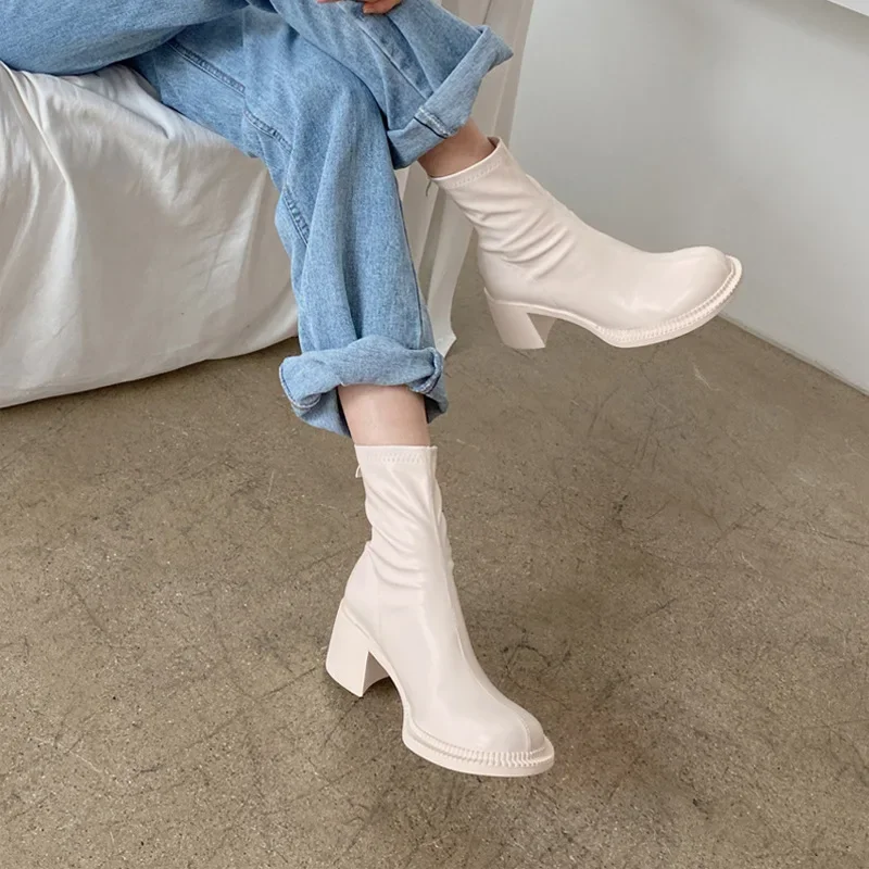 Женские ботинки с круглым носком средний толстый каблук молния сзади однотонные