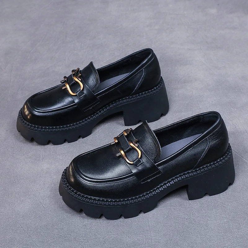 Женские туфли на танкетке из натуральной кожи с круглым носком |