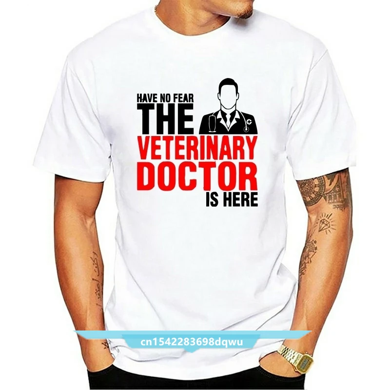 

Стандартная Мужская футболка с коротким рукавом и надписью «Doctor Is Here»