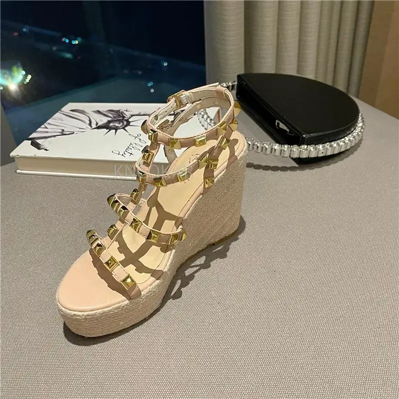 Женские универсальные сандалии на высоком каблуке Poe с заклепками женские