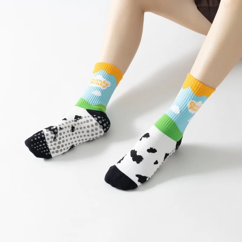 2022 New Personalized Graffiti Round Toe Yoga Socks Cotton Breathable Calf Socks Women Anti-slip Sports Socks Pilates Socks