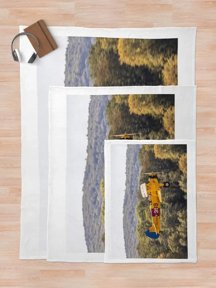 Боинг-Stearman модель 75 (стандартная) при взлете бросающееся одеяло пушистые