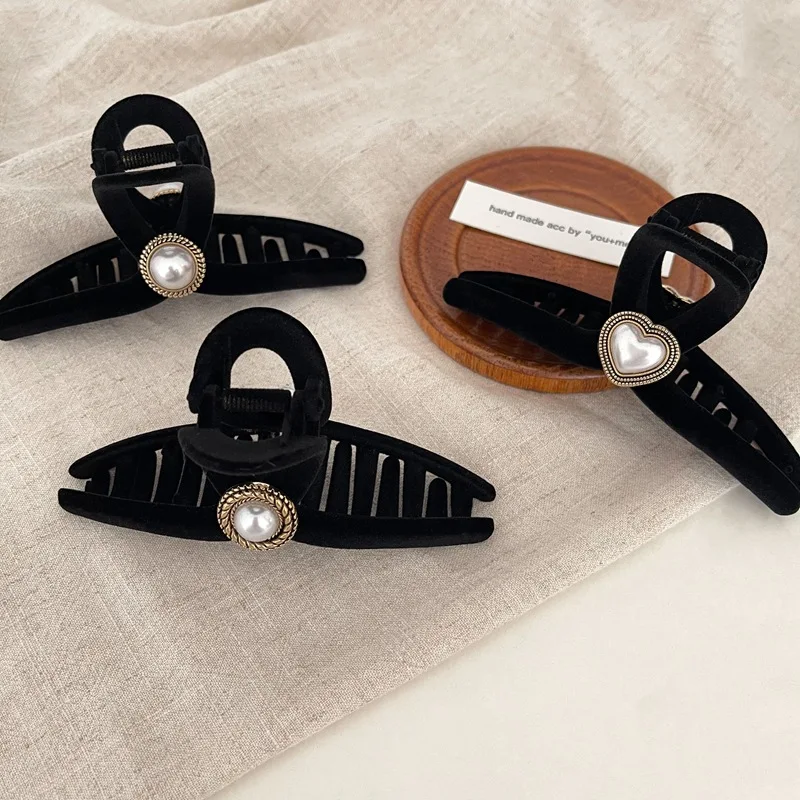 

Fashion Velvet Gripper Clip Large Wild Women Shark Clips Korean Retro Girls Hair Accessories Fashion Pearl Decoration Hair Clip