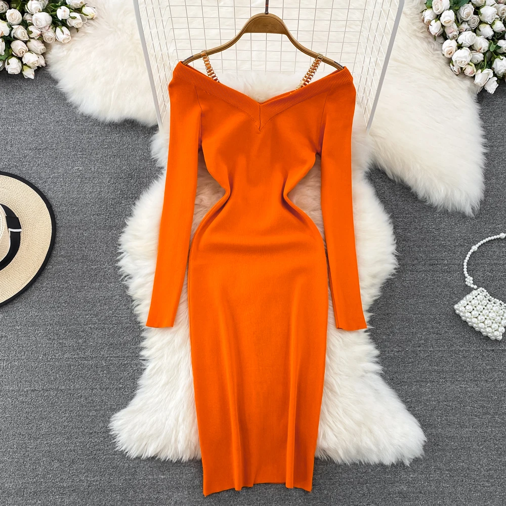 

Трикотажное платье с V-образным вырезом и длинными рукавами