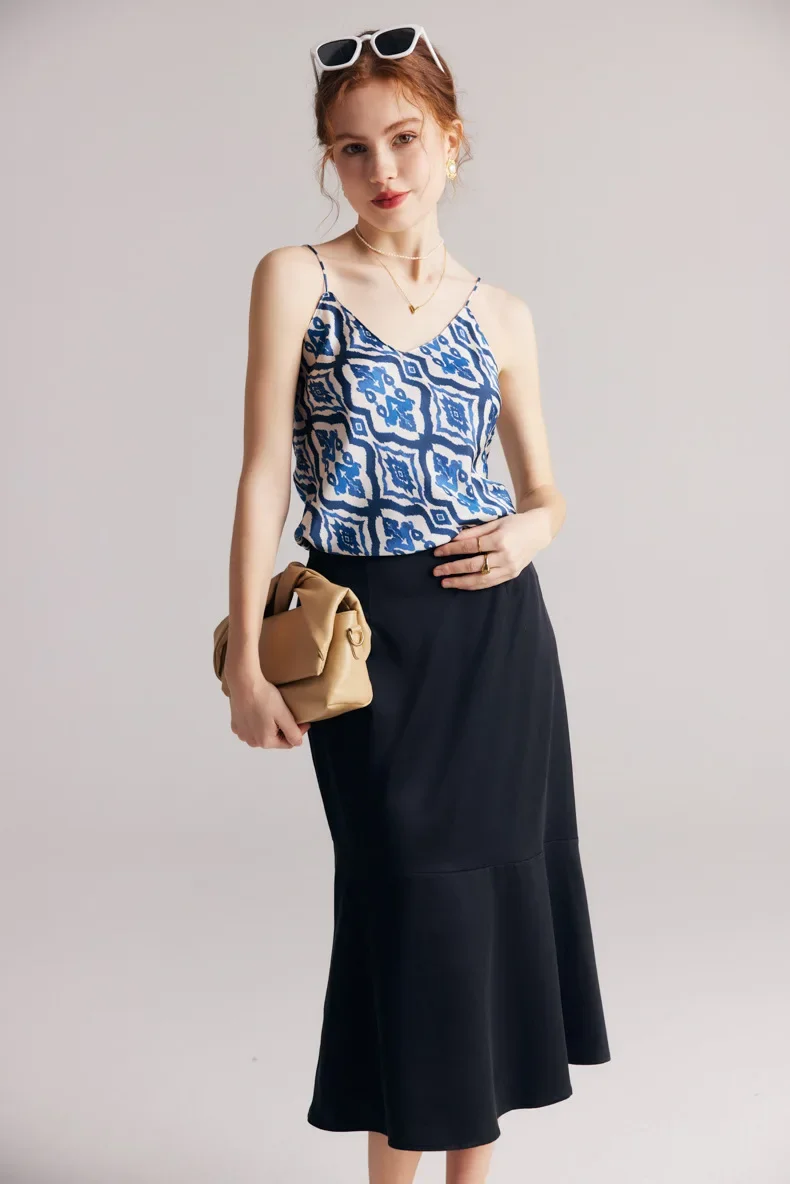 Майка женская из шелка тутового шелкопряда без рукавов с V-образным вырезом