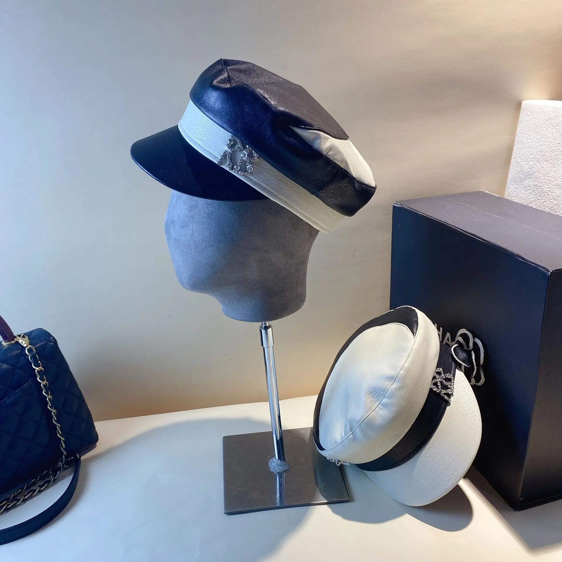 

Черно-белая искусственная кожа RB Бриллиантовая шляпа с надписью темно-синего цвета