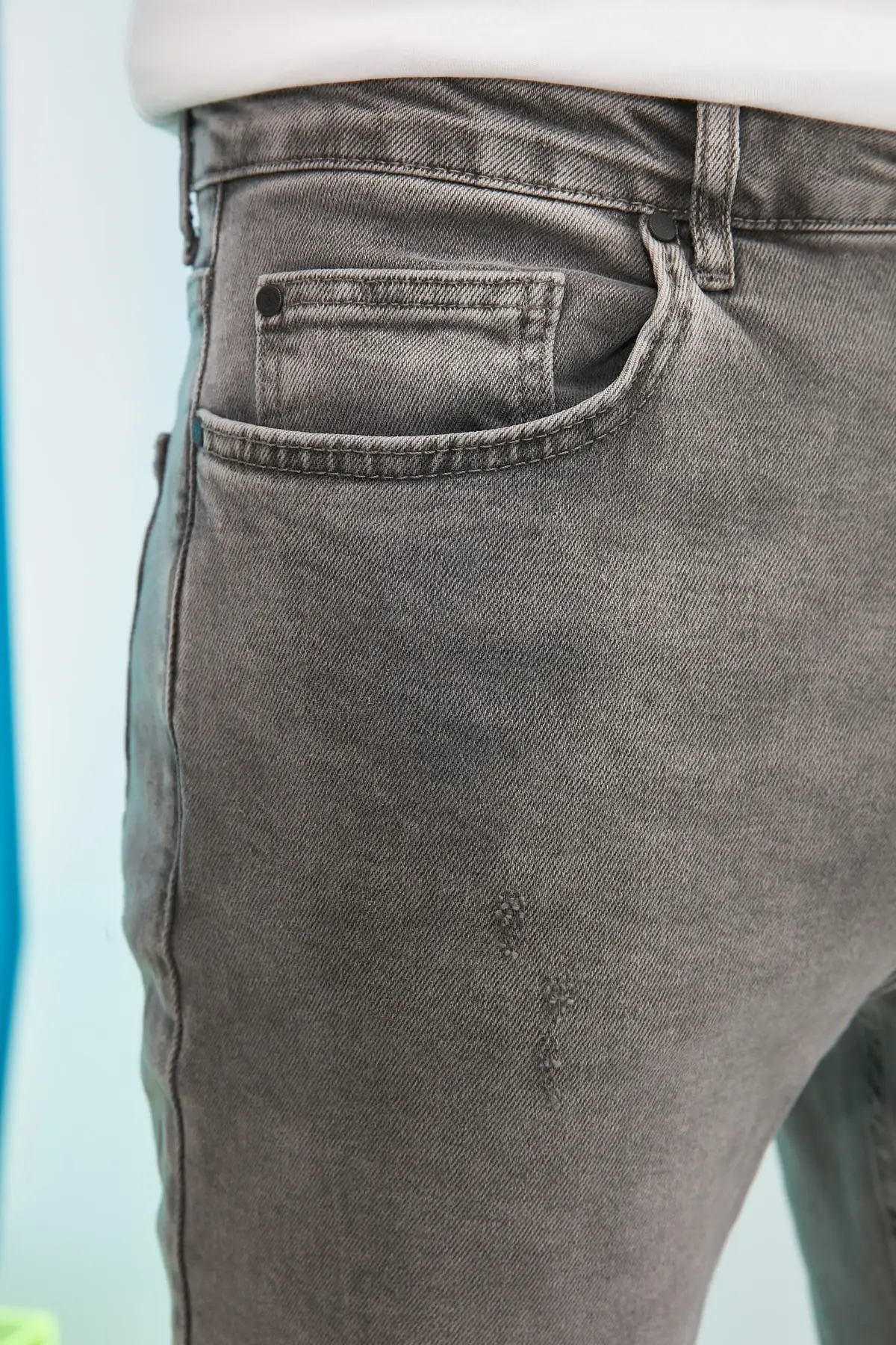 

Trendyol Ripped Men Detailed Normal Waist Carrot Fit Jeans TMNSS21JE0283