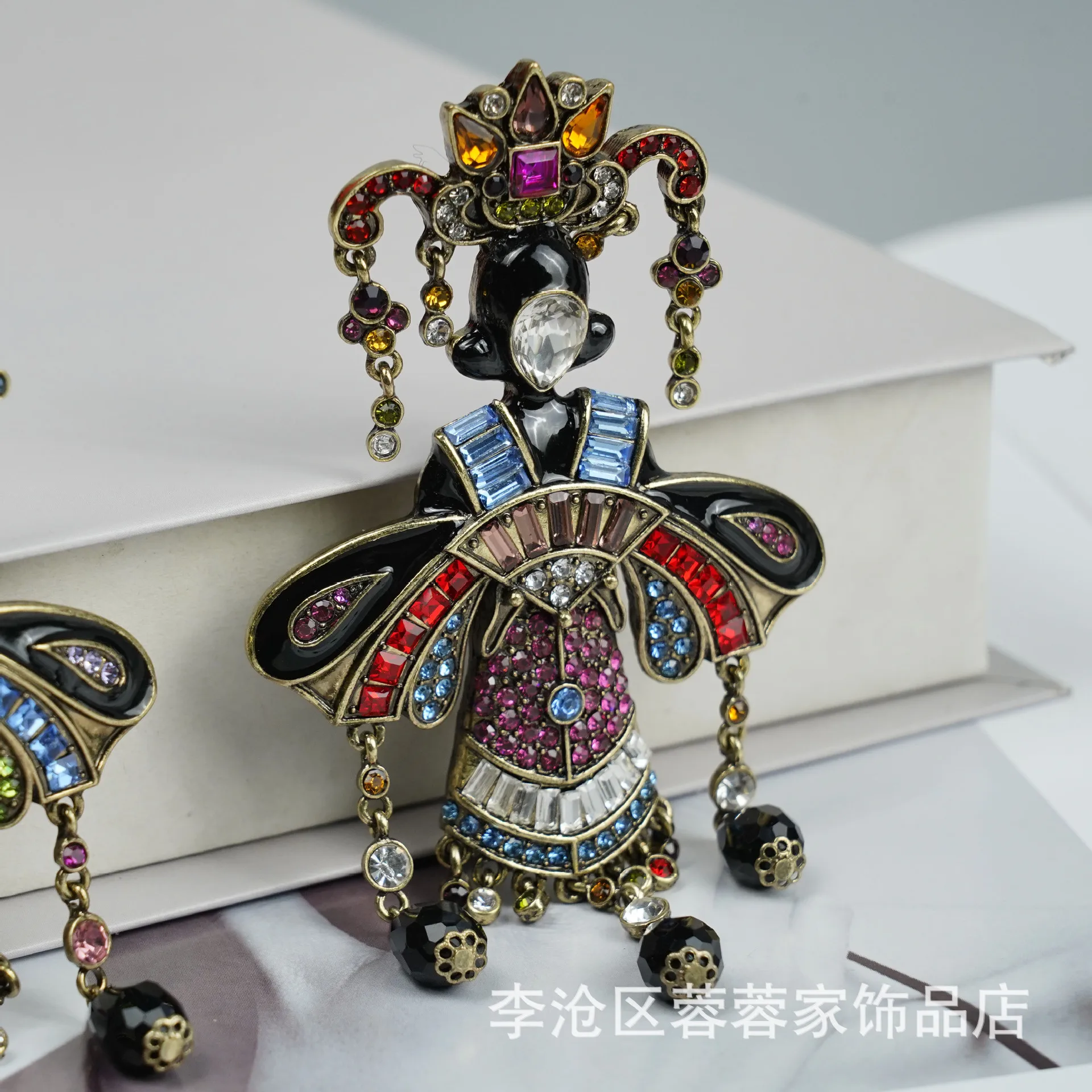 

Enamel glaze retro tassel brooch Western region princess court style