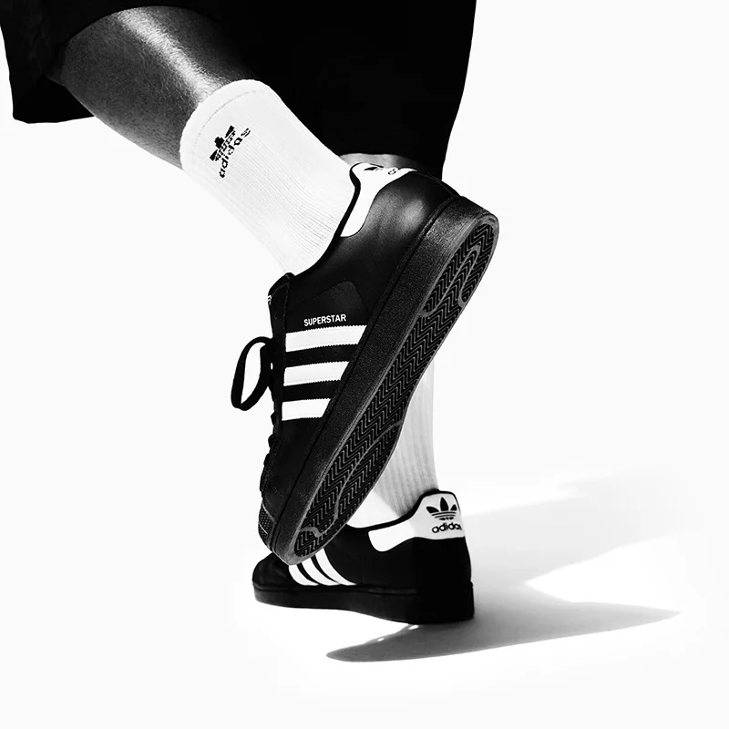 Фото Кроссовки Adidas JI0079 Icon Shell Toe, черно-белые, с тремя полосками, из премиальной кожи, с износостойкой резиновой подошвой, для повседневной ходьбы №1