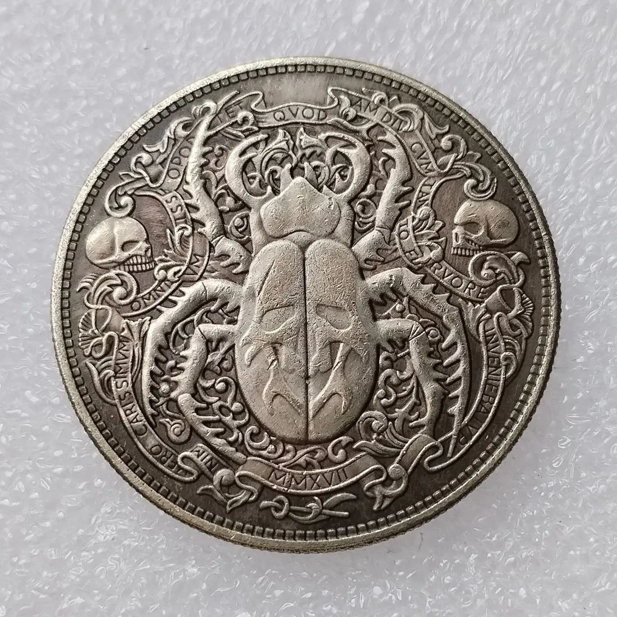 

Винтажная бродяга с посеребренной монеткой #326