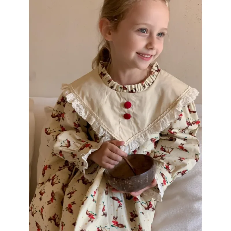 

Платье длинное кружевное ТРАПЕЦИЕВИДНОЕ с V-образным вырезом и мультяшным принтом