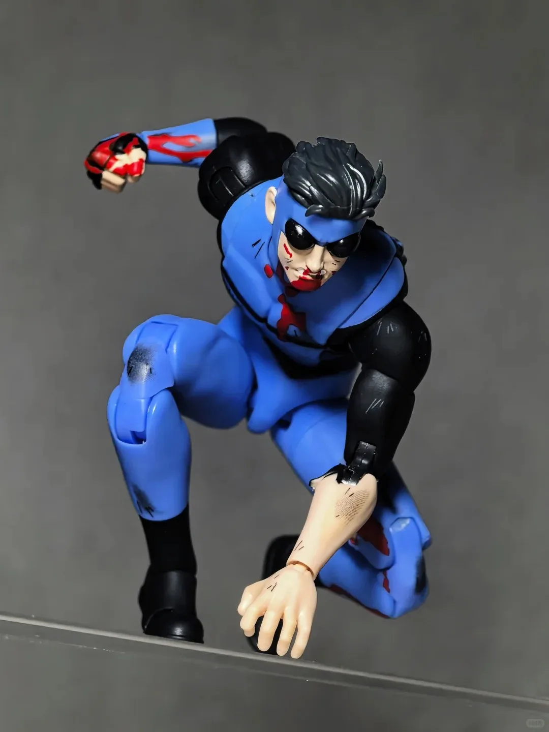 Фото Коллекционная подвижная фигурка Jada Invincible Mark Battle Damaged Sdcc Limited Edition для взрослых коллекционеров №3