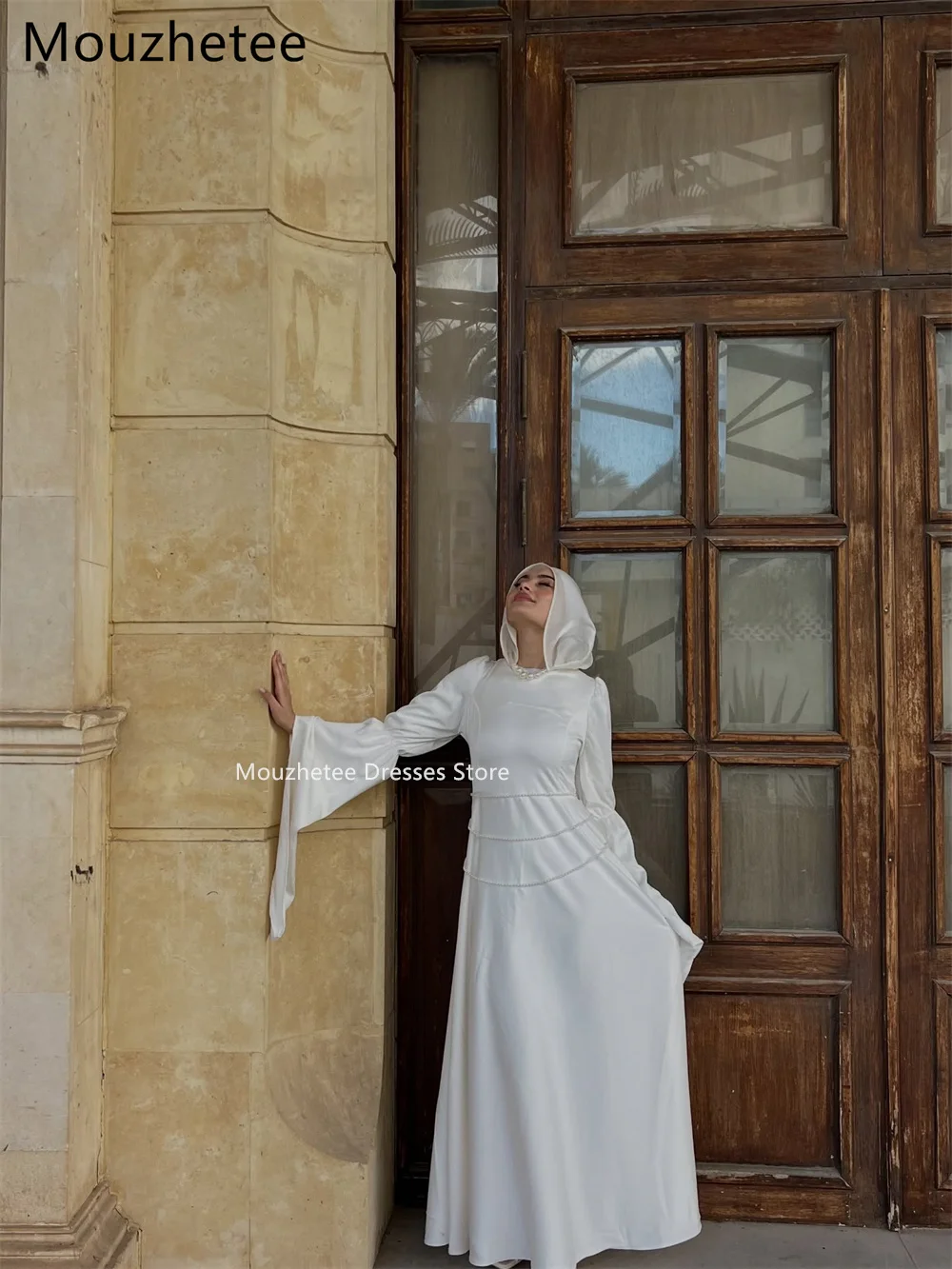 Фото Свадебное платье Mouzhetee А-силуэта, элегантное, с круглым вырезом, без рукавов, с жемчугом, простое, из атласа, на заказ, 2025 №3