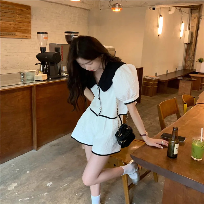 Костюм женский летний из рубашки с коротким рукавом и кукольным воротником