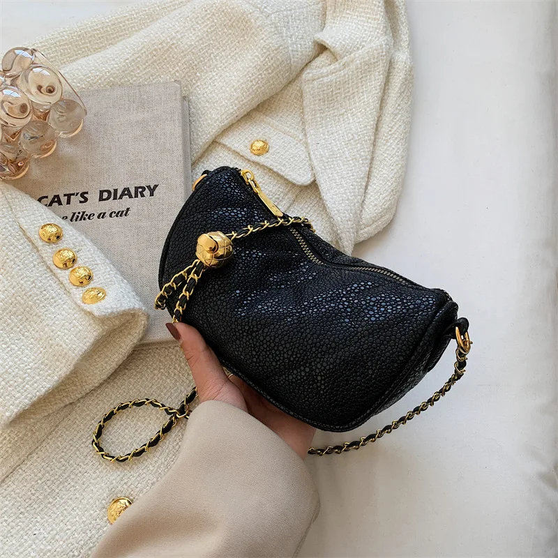 

Новинка 2022, модные трендовые сумки на плечо с цепочкой, ромбовидная сумка через плечо с вышивкой и резьбой, подходящая ко всему женская сумк...