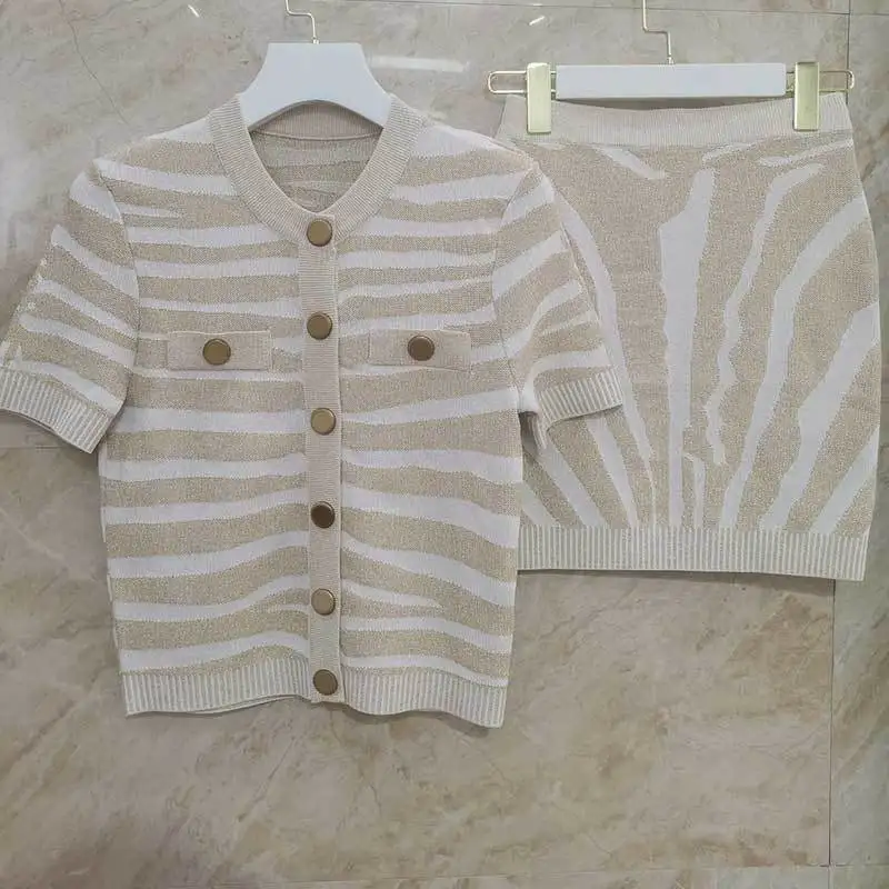 

23SS New Knitted Sets Fashion Runway Single Lion Button Round Neck Slim Short Sleeve T-shirt Sexy High Waist Bag Hip Skirt Women