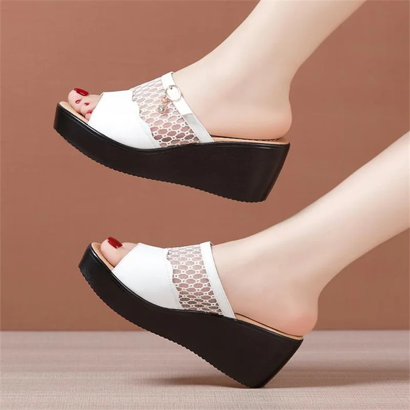 Тапки женские кожаные на танкетке 6 см элегантные мягкие шлепанцы с вырезами