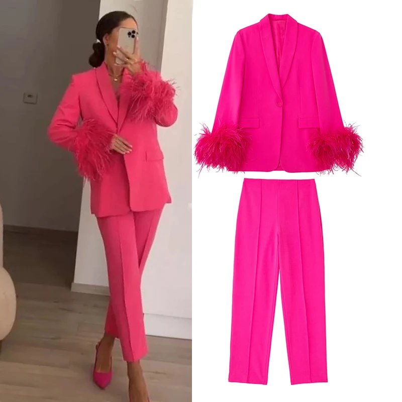 

Женский костюм-двойка из блейзера и брюк, осень 2022