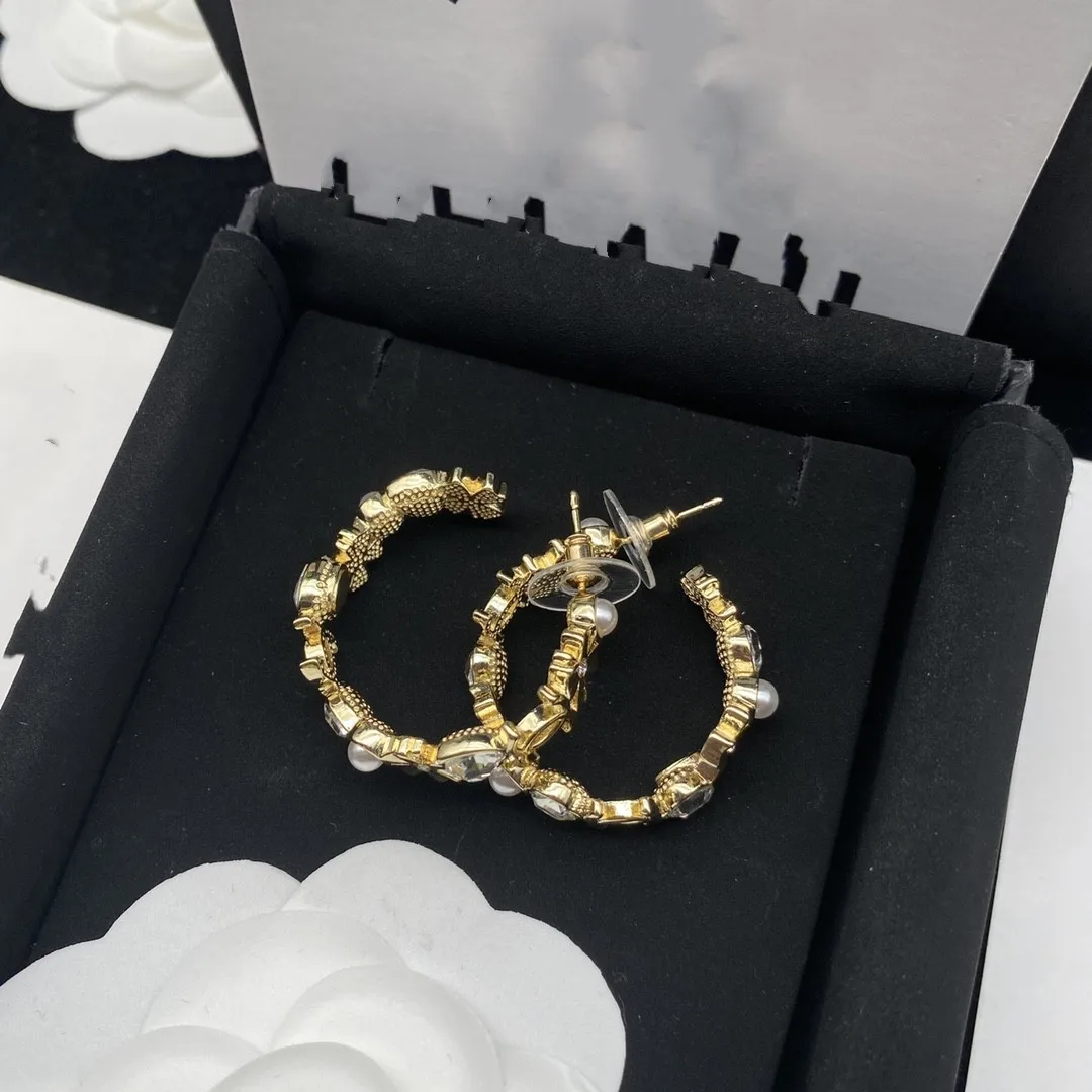 

New style c-shaped personalized petal earrings senior feeling full