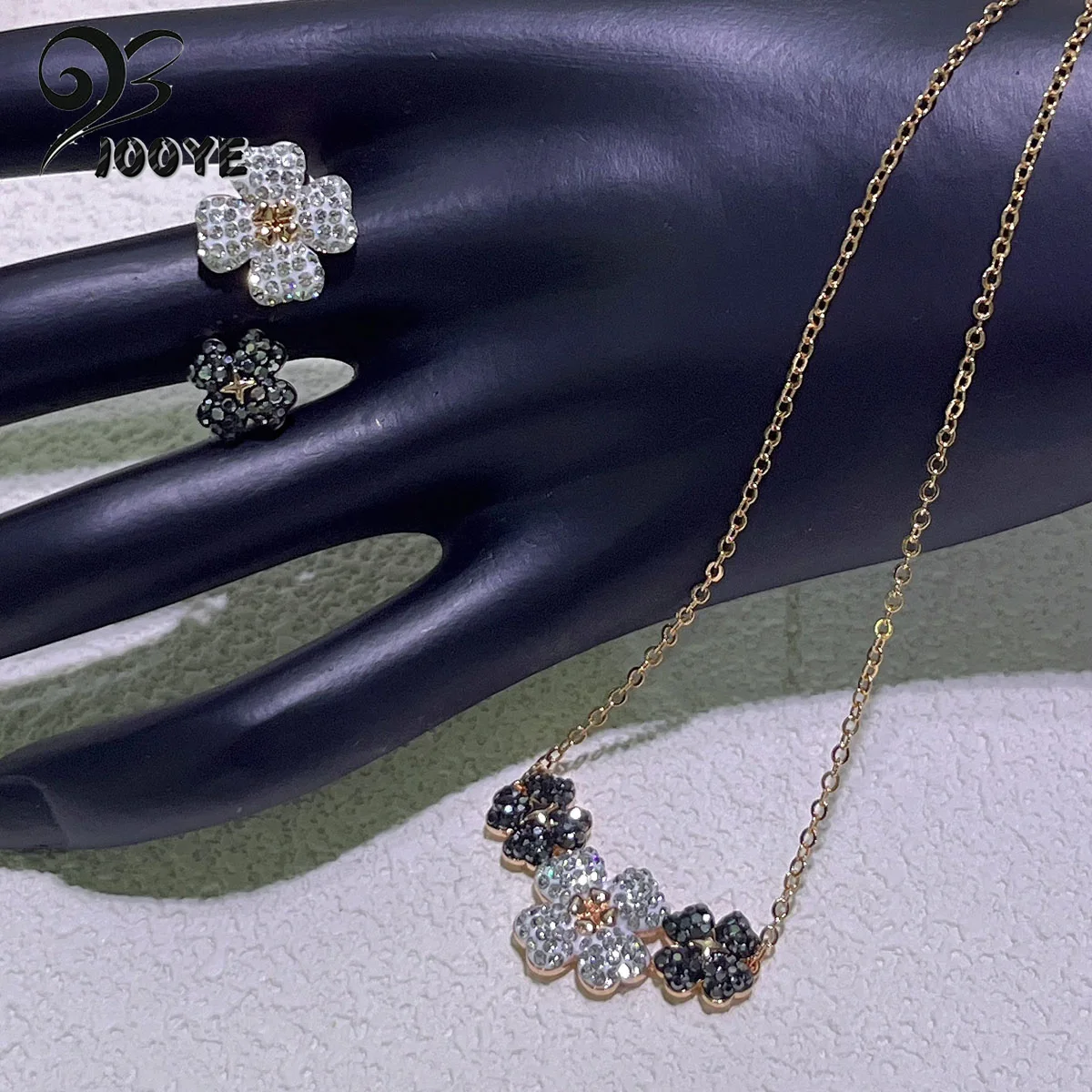 Комплект ювелирных изделий из колье серёг и браслета