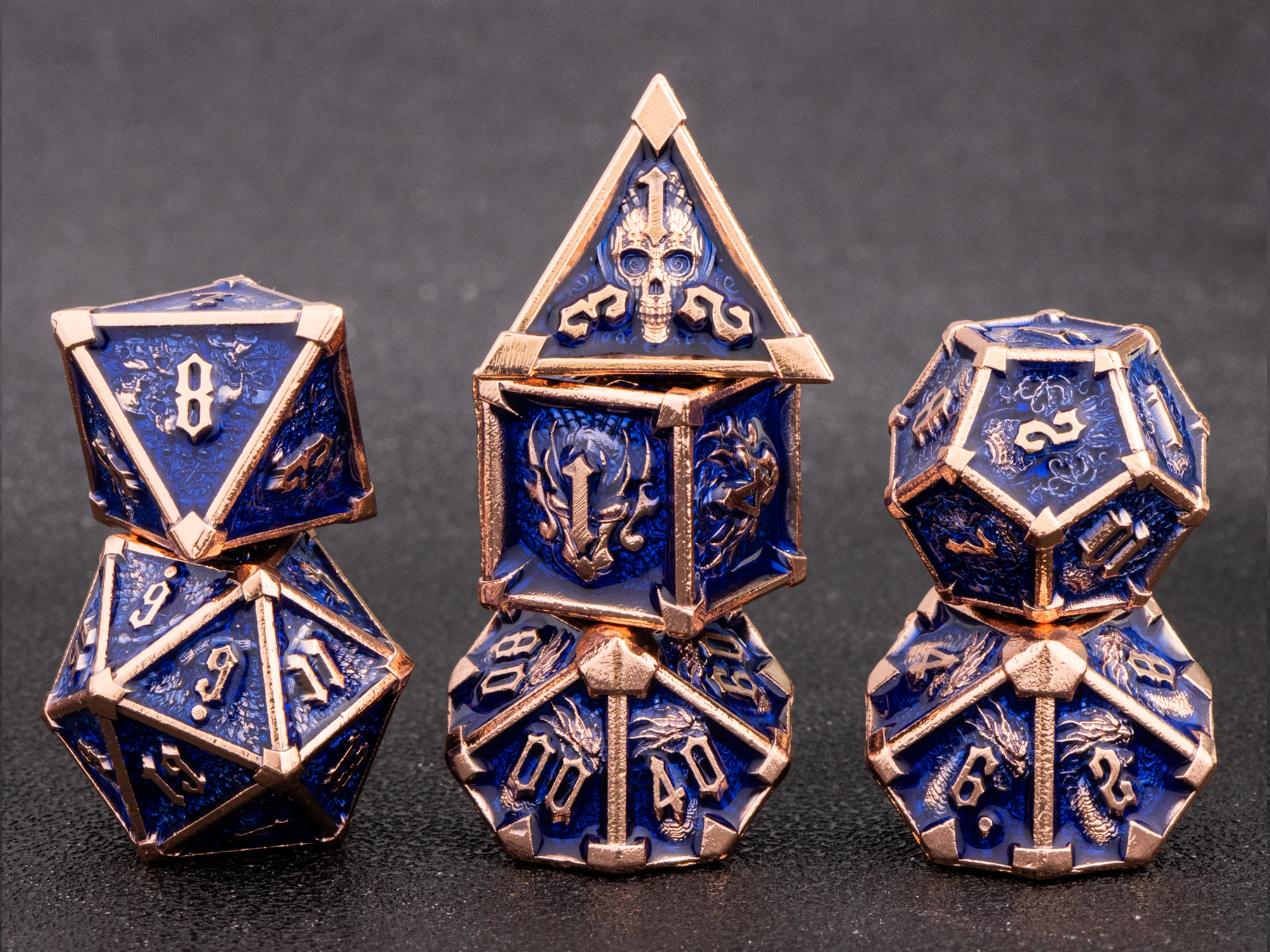 Набор многосторонних игральных костей с дизайном дракона и черепа