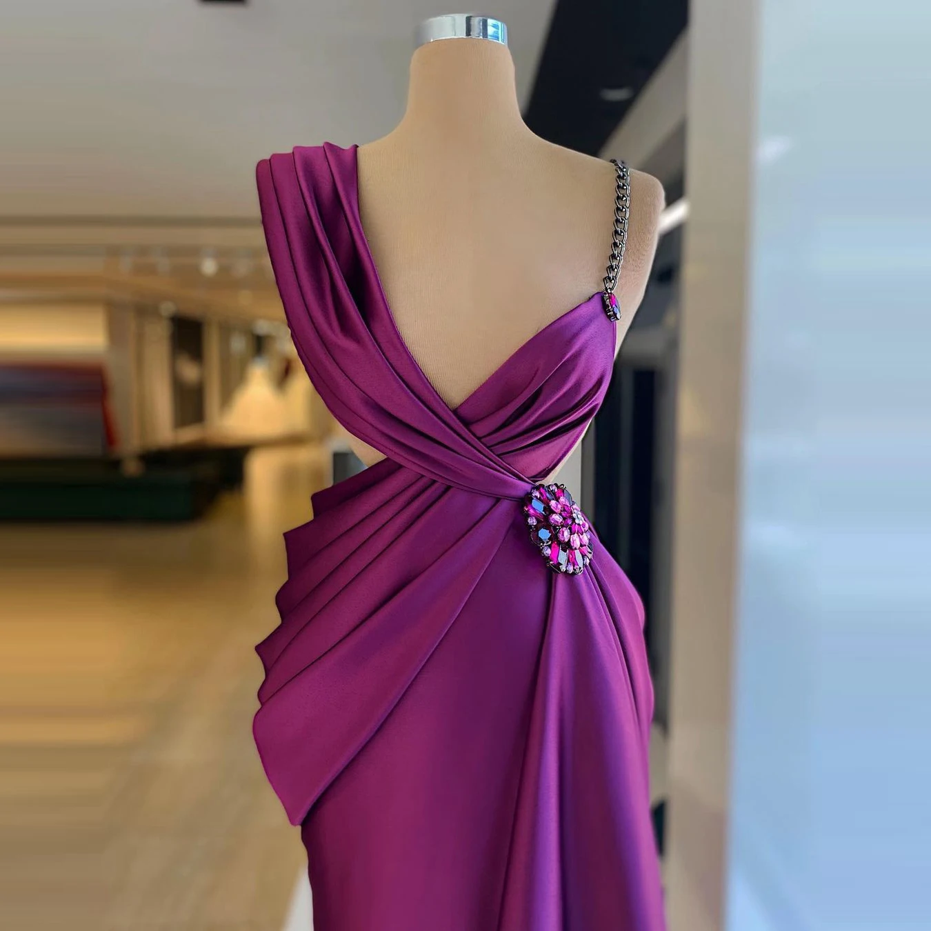 

2022 Sexy Satin Evening Dresses Sleeveless Cross Bandange Long Prom Dressing Gowns Crystals Ruffles Pleated Long Pageant Dress