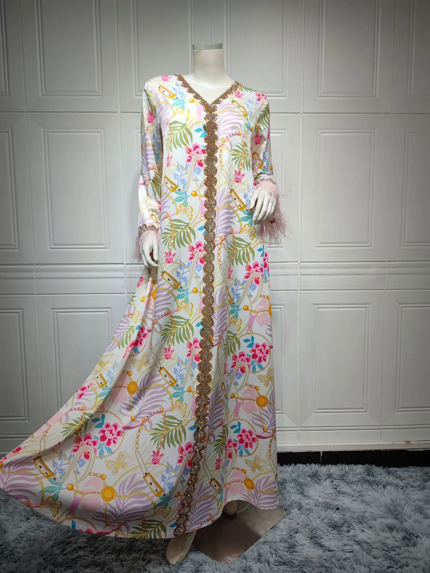 Muslim women's dress Jarabya Dubai hot diamond print V-neck long sleeve feather panels loose Abayas dress جديد في فساتين