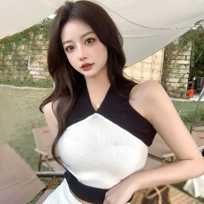 Топ женский трикотажный без рукавов с V-образным вырезом