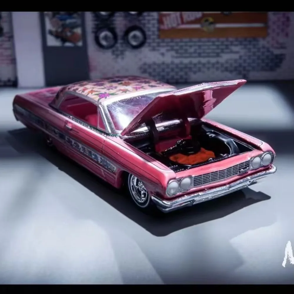 Фото Green Light 1:64 1964 Chevrolet Impala Low Rider — жесткая карта Gypsy Rose, литая под давлением металлическая модель игрушечного автомобиля, детский коллекционный подарок. №2