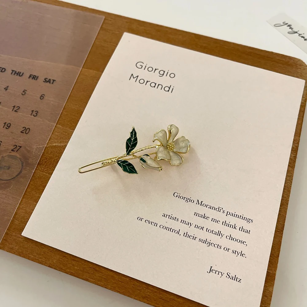 Металлическая заколка с цветком