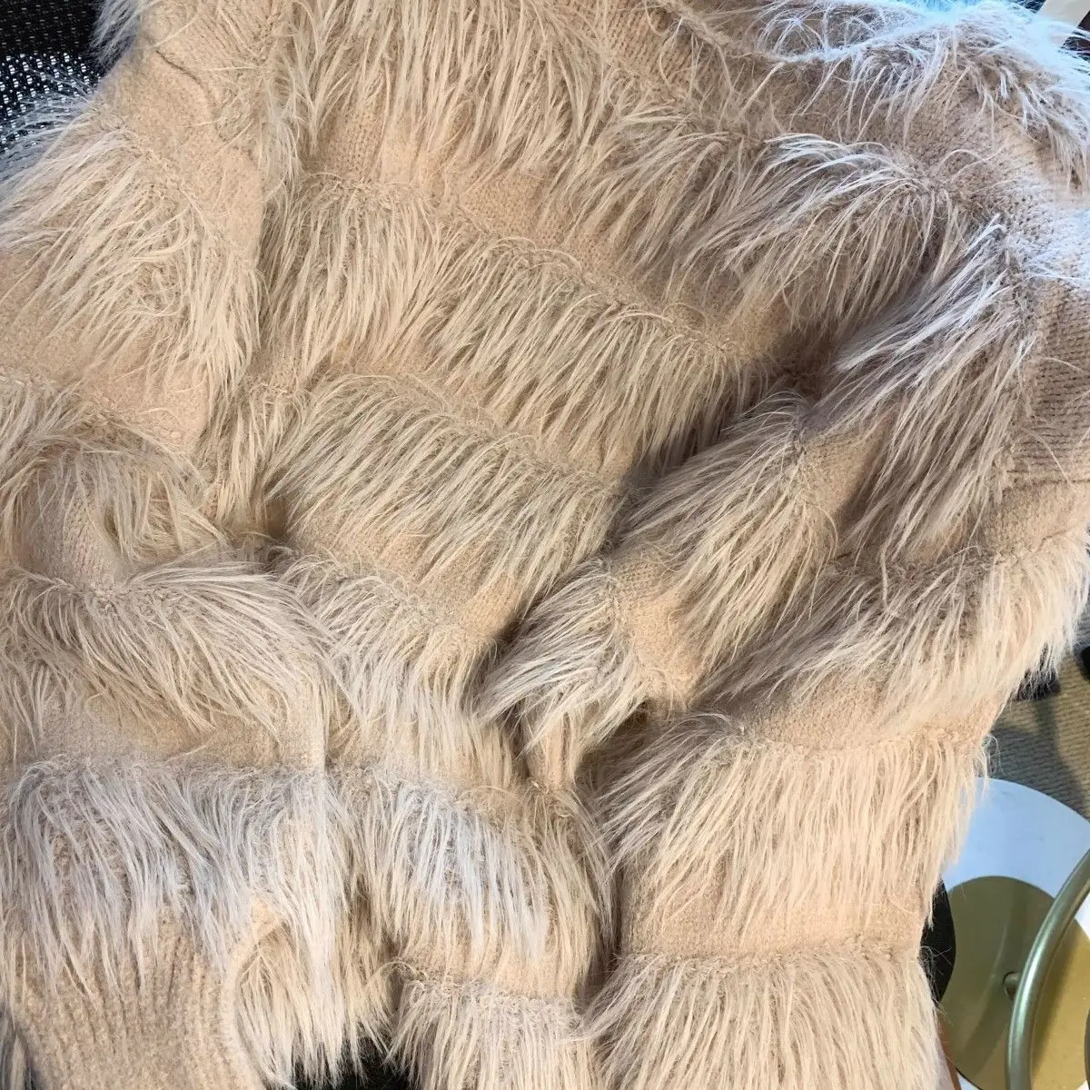 Популярная в этом году тенденция — это супер-фейный свитер с рукавами-фонариками