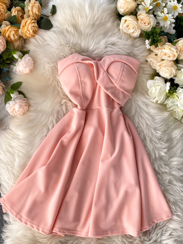 

Женское Короткое платье-трапеция без рукавов, с открытыми плечами и высокой талией