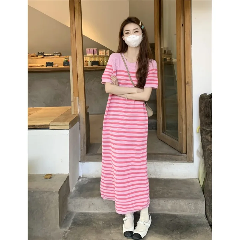 Женское трикотажное платье в полоску повседневное свободное средней длины с