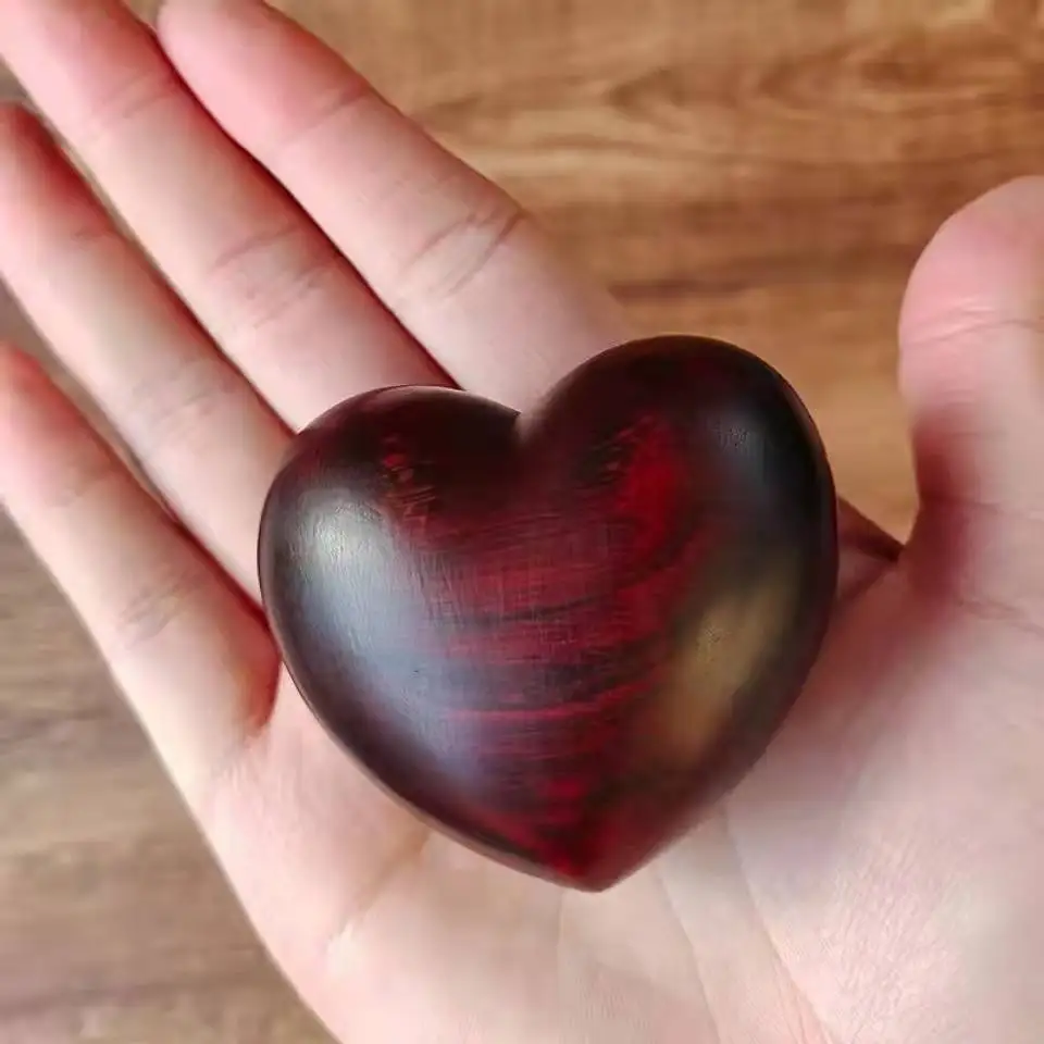 

Миниатюрная подвеска в виде сердца, ручная резьба, сандаловое дерево, скульптура, настольные украшения, деревянное ремесло, рождественские ...