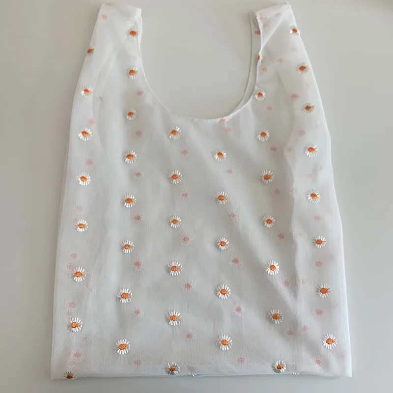 

Женская сумка-тоут из органзы с вышивкой