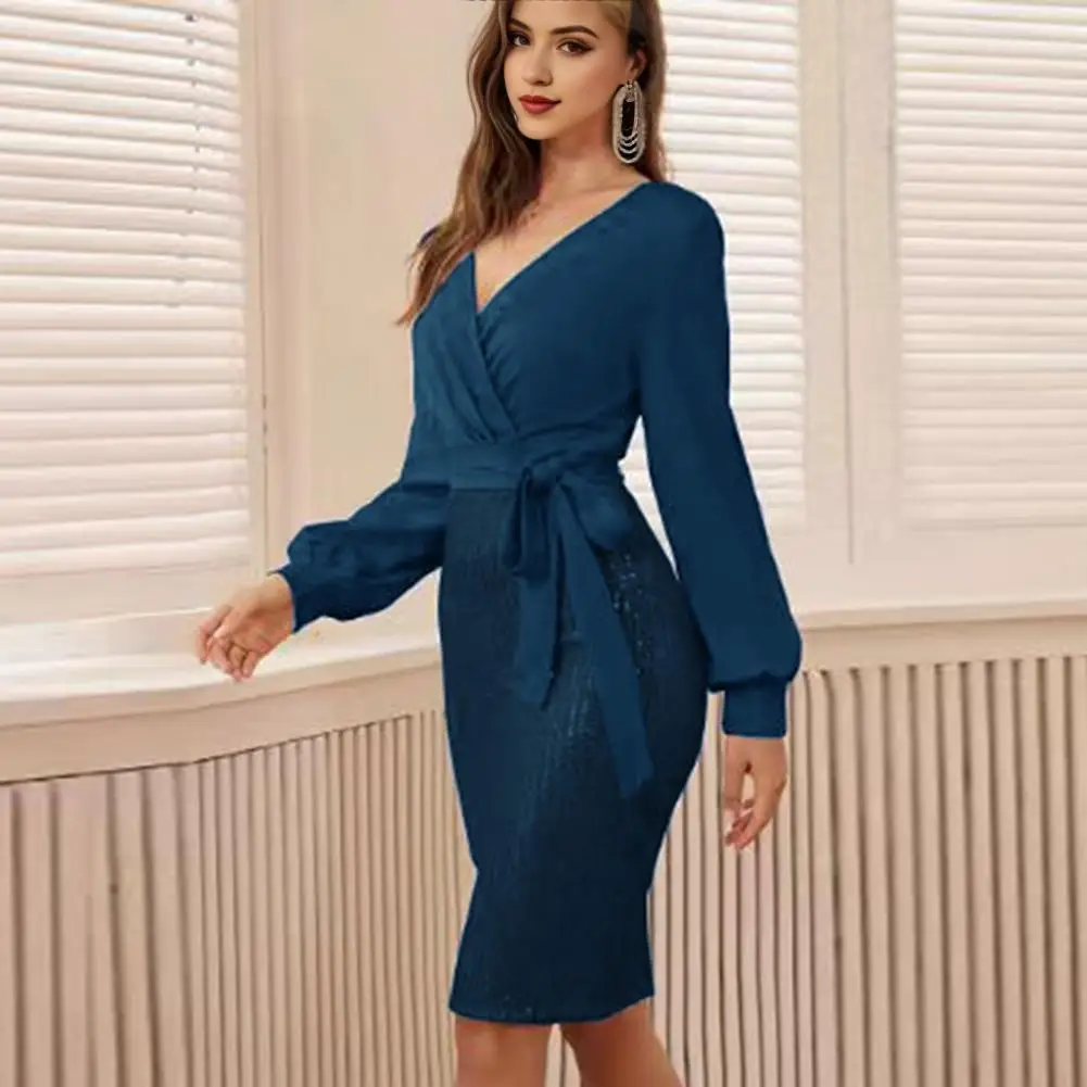 Платье с пайетками Элегантное платье-футляр V-образным вырезом и блестками на