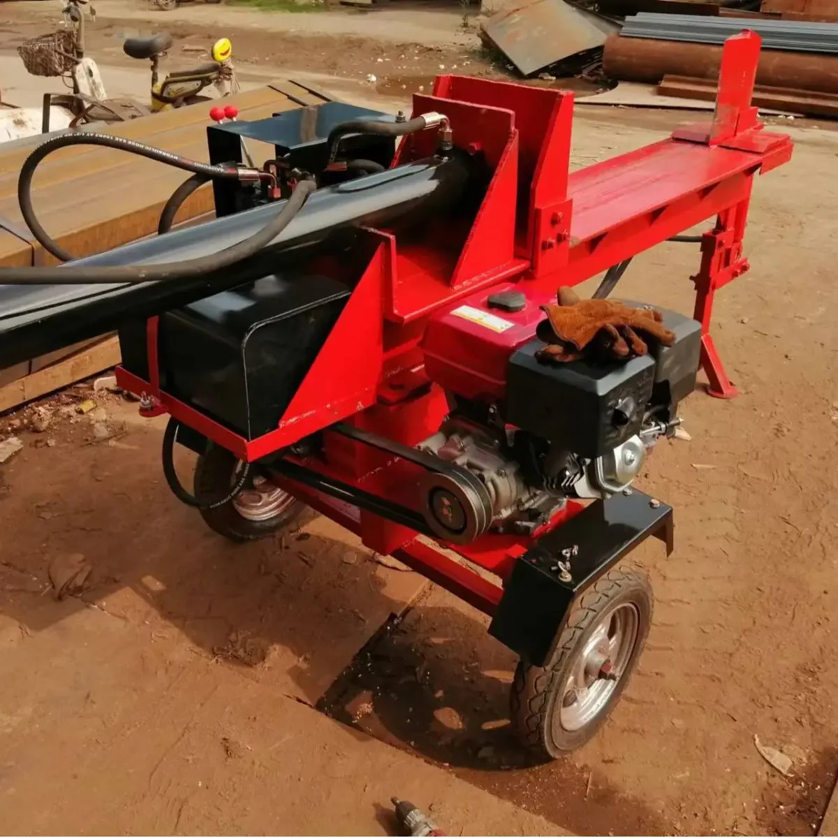 Маленький дровяной разветвитель с бензиновым двигателем может перемещаться на