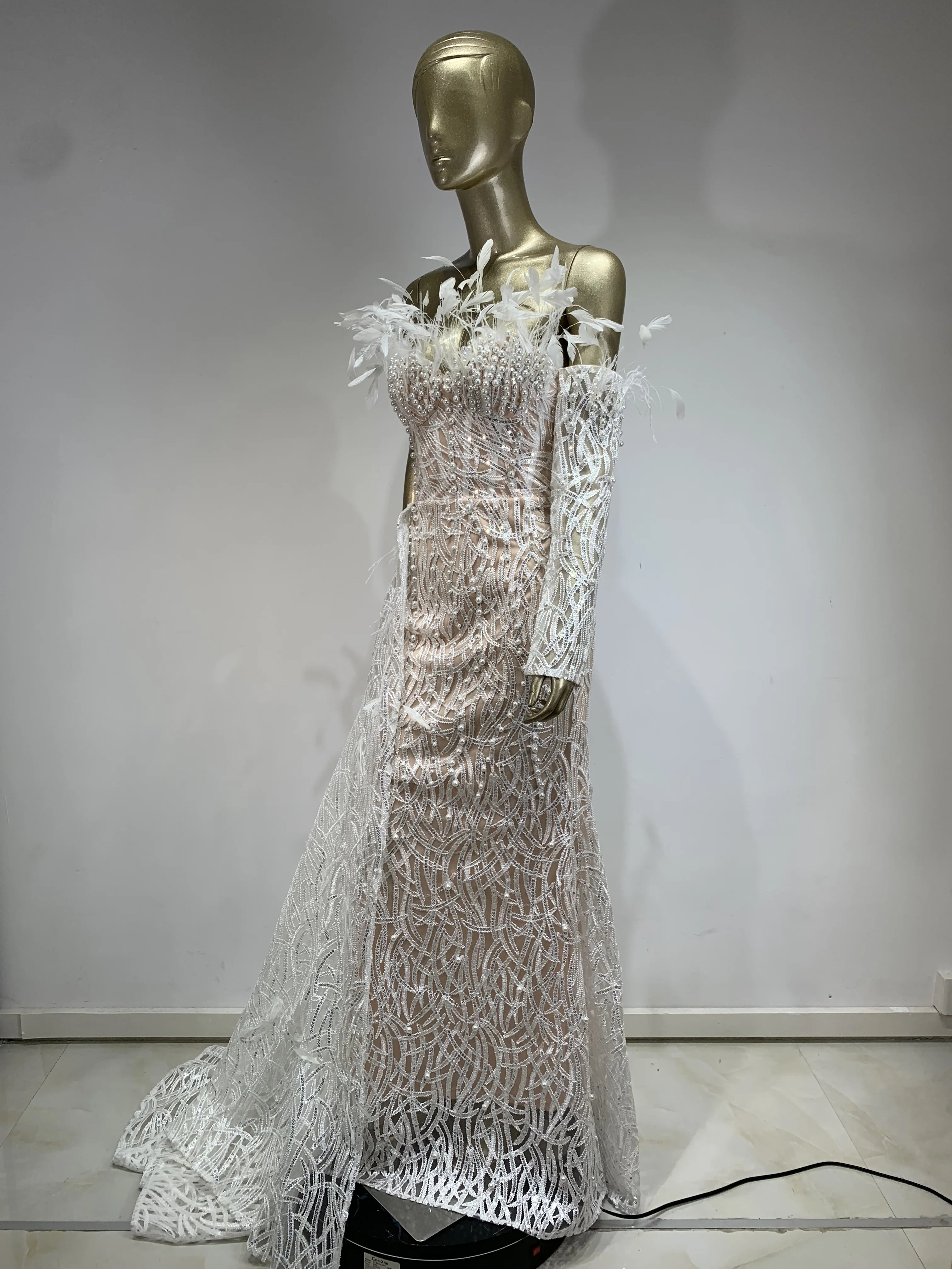 Женское длинное платье с открытыми плечами белое элегантное вечернее в стиле