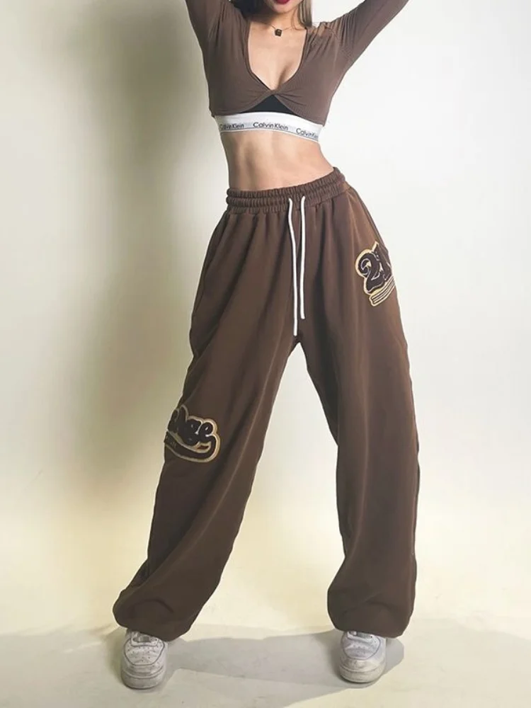 

Коричневые спортивные брюки QWEEK Y2K для бега, Женские Мешковатые тренировочные брюки в стиле Харадзюку, хип-хоп, Kpop, уличная одежда большого размера, спортивные широкие штаны в стиле хиппи