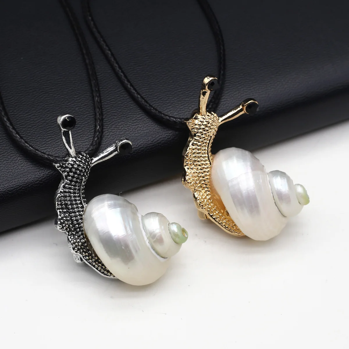 

2 Colors Natural Stone Seashell Snail Shape Brooch Pendants Ocean Conch Shell Animal Charms Trendy Jewelry Necklace Gift