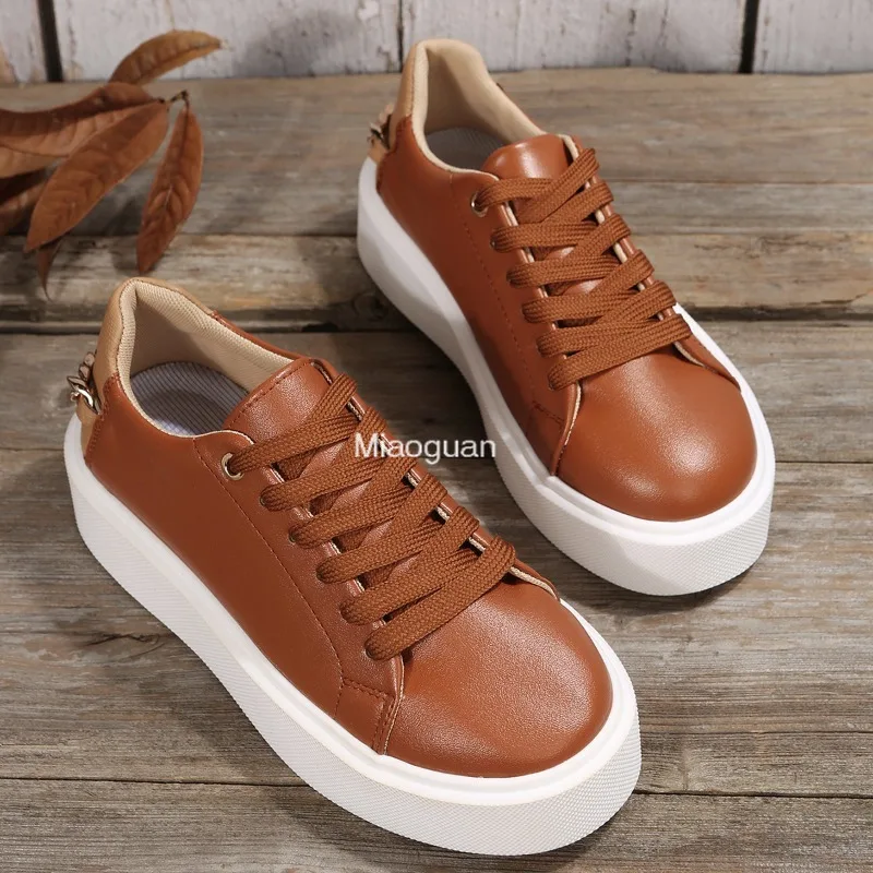 Женские кроссовки на шнуровке однотонные повседневные плоской подошве