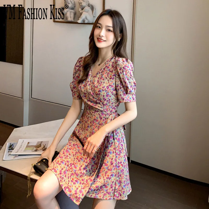 

Женское платье-трапеция с коротким рукавом, V-образным вырезом