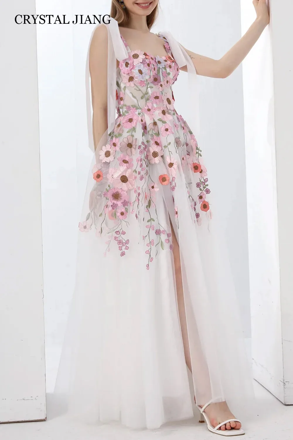 Женское длинное платье до пола белое без рукавов с цветочной аппликацией и