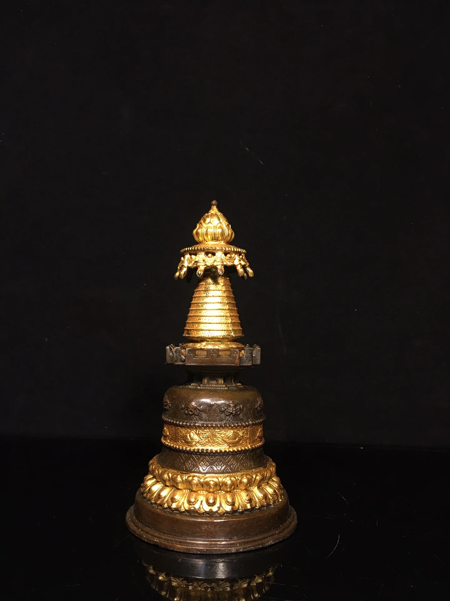 

8"Tibet Temple Collection Old Bronze Gilding Cinnabar Shakyamuni Pagoda Stupa Lotus Platform Worship Hall Town house