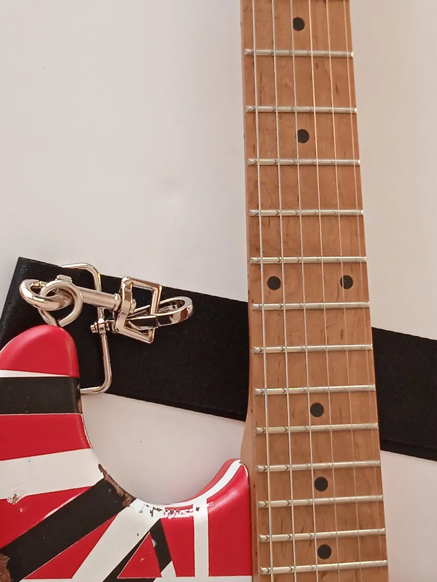 Жареная электрическая гитара из клена/красный корпус/украшенная черно-белыми